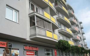Zaklínání balkónů a lodžií bezrámovým systémem