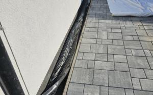 Pokládání zámkové dlažby na Jižním Slovensku