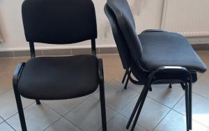 Stohovatelná černá židle pro moderní interiér