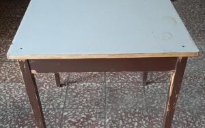Dřevěný hnědý stolek 800x800 mm