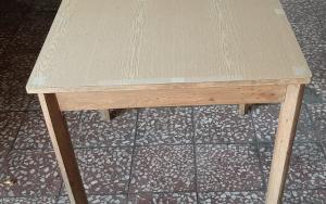 Dřevěný stůl s lamino deskou 800x800 mm