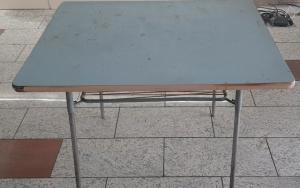 Retro stůl s elegantním designem