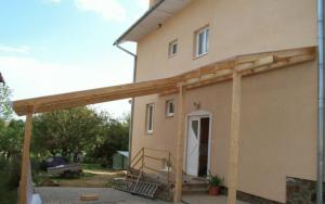 Masivní pergoly s krytinou Lexan pro váš venkovní prostor