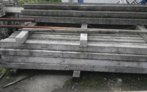 Kvalitní betonové sloupy 10x10x220 cm - 300 ks na prodej
