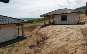 Profesionální terénní úpravy a svahování pro váš projekt
